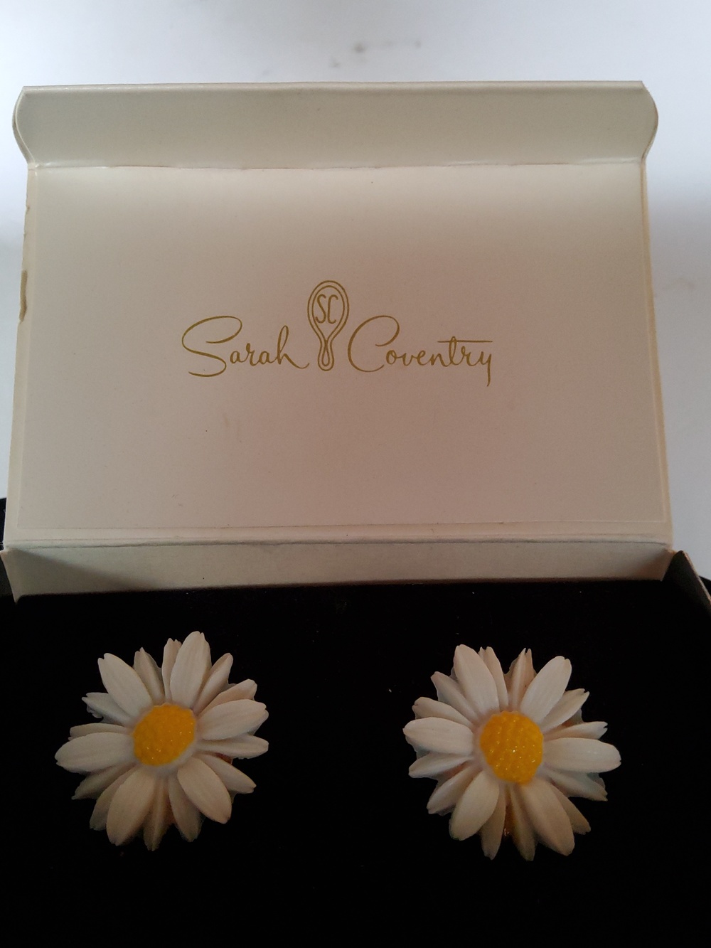 Sarah Coventry 1960s Celluloid Daisy Clip-on earrings. - Picture 2 of 5